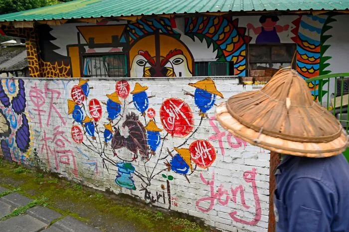 An der Hauptstraße von Ruan Chiao reiht sich ein Graffiti ans andere. Wus Strategie hat Nachahmer gefunden.