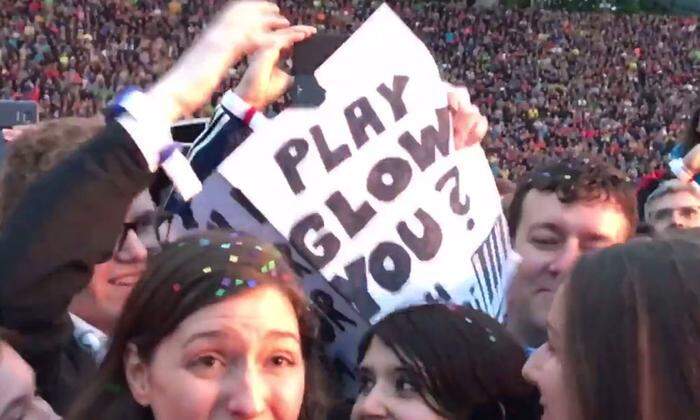 Die Bitte des jungen Mannes auf dem Plakat wurde von Coldplay erhört