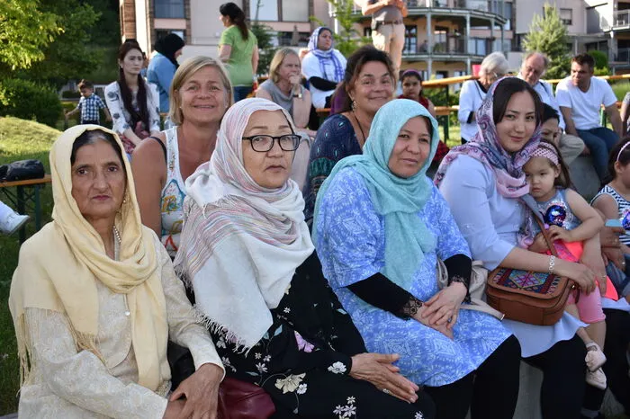 Kuratorin Veronika Gaugeler-Senitza (rechts hinten) mit ihrer Schwester und Angelika Senitza (hinten links) erfreuten sich über die vielen Besucher.