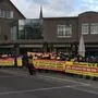 Zahlreiche Demonstranten vor dem Casino Velden