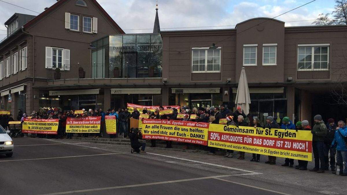 Zahlreiche Demonstranten vor dem Casino Velden