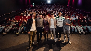 Freeride-Star Gabriel Wibmer (dritter von rechts) feierte mit seinem Team eine umjubelte Vorab-Premiere seines Videos „Wibmer Impossible“ in Lienz