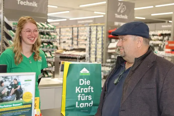 Sie nutzten die Gelegenheit, sich auf dem Ausstellungsgelände des modernisierten Lagerhauses über technische Neuheiten aus der Landwirtschaft...