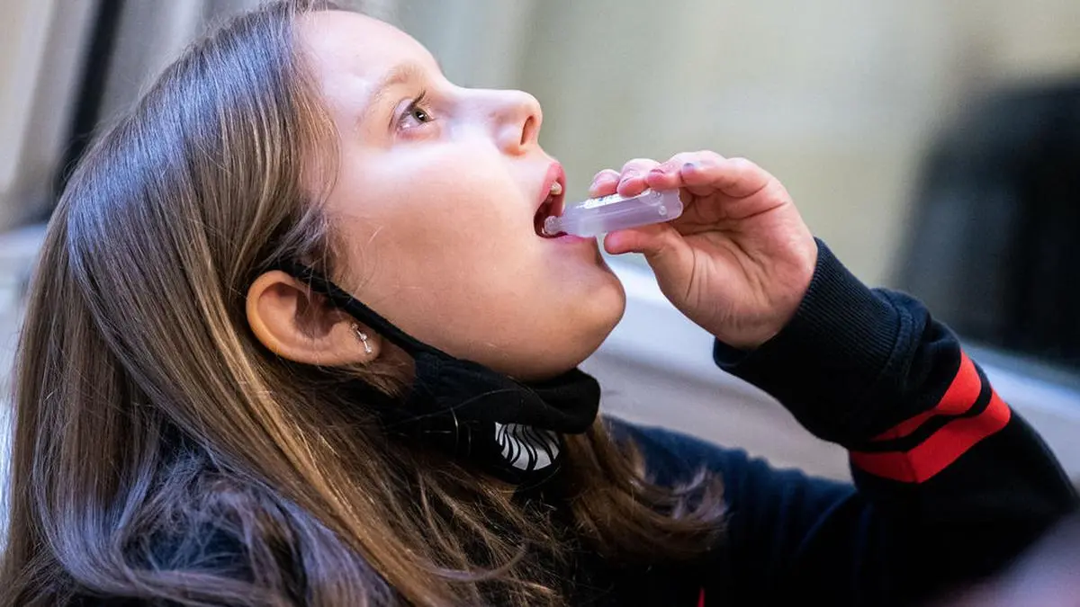 ABD0032_20200928 - WIEN - ÖSTERREICH: ++ THEMENBILD ++ Kinder machen im Rahmen eines Fototermins einen Gurgeltest am Montag, 28. September 2020, in einer Volksschule in Wien. - FOTO: APA/GEORG HOCHMUTH - ++ WIR WEISEN AUSDRÜCKLICH DARAUF HIN, DASS EINE VERWENDUNG DES BILDES AUSSCHLIESSLICH IM ZUSAMMENHANG MIT DEM START VON GURGELTESTS AN SCHULEN VERWENDET WERDEN DARF ++