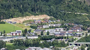 In zwei breiten Reihen wurde der Wald am Schladminger Sonnenhang im Frühjahr gerodet und für 20 Parzellen aufgeschlossen