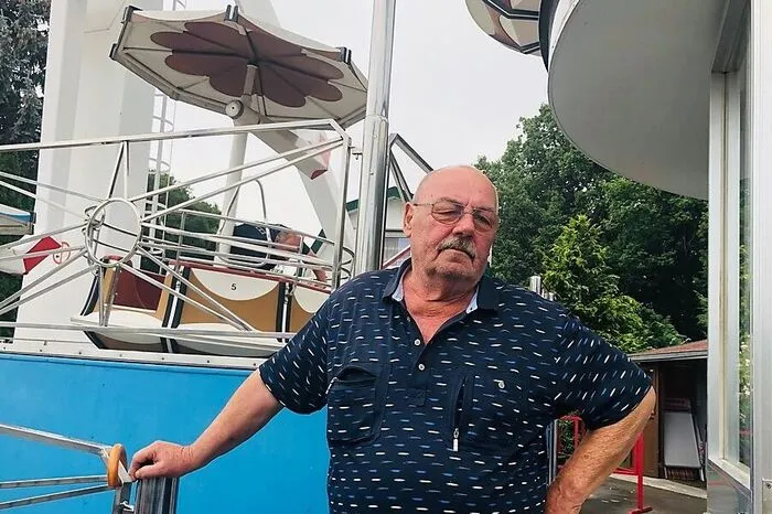 Böhmischer Prater. Jeder kennt das Riesenrad. Aber nicht das von Franz Reinhardt (Bild), denn das dreht sich auf dem Laaer Berg im Böhmischen Prater. Und dass es nur 21 Meter im Durchmesser zählt, spielt angesichts von Originalen unter den Schaustellern wie ihm überhaupt keine Rolle.