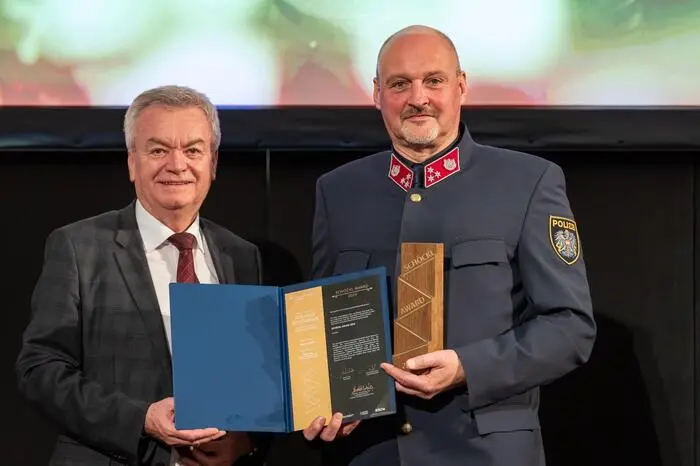 Kategorie „Verkehrsdienst“: Roland Bergmann, Landesverkehrsabteilung, Verkehrsstreife /
Ehrenpate: Anton Lang, LH-Stellvertreter