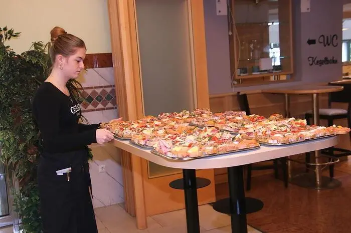 In der Pause lud Bürgermeister Osprian die Gäste zu einem Glas Sekt und Brötchen ein.
