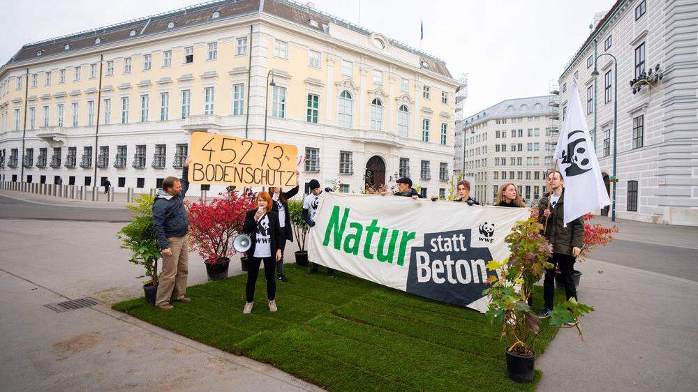 Aktivisten des WWF wollen auf Bodenversiegelung aufmerksam machen.