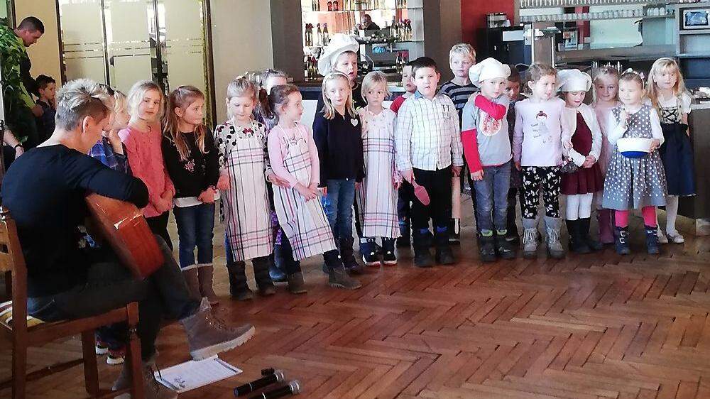 Die Kinder des Kindergartens Obermillstatt waren bei der Weihnachtsfeier des Seniorenbundes in Millstatt zu Gast