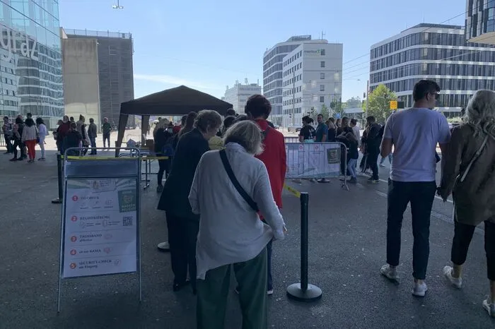 Vor dem Eintritt müssen alle zum 3G-Chef und zur Registrierung. Die Besucher erledigen das gelassen und geduldig.