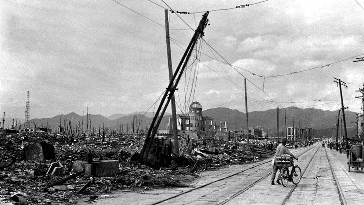 Die am 6. August 1945 abgeworfene Atombombe mit dem Namen „Little Boy“ hat das knapp 300.000 Einwohner zählende Hiroshima dem Erdboden gleichgemacht, bis auf wenige Ausnahmen stand über viele Kilometer hinweg kein einziges Haus mehr. 