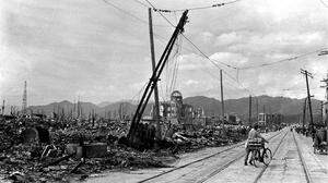 Die am 6. August 1945 abgeworfene Atombombe mit dem Namen „Little Boy“ hat das knapp 300.000 Einwohner zählende Hiroshima dem Erdboden gleichgemacht, bis auf wenige Ausnahmen stand über viele Kilometer hinweg kein einziges Haus mehr. 