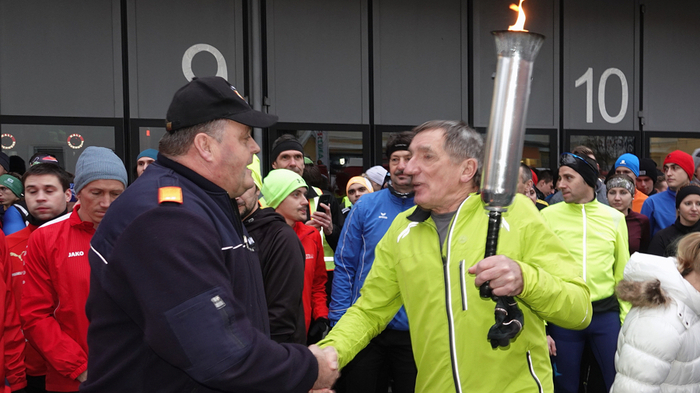 Am Vorplatz des Weizer Feuerwehrzentrums startete der 19. Friedenslichtlauf der Feuerwehren am 23. Dezember.