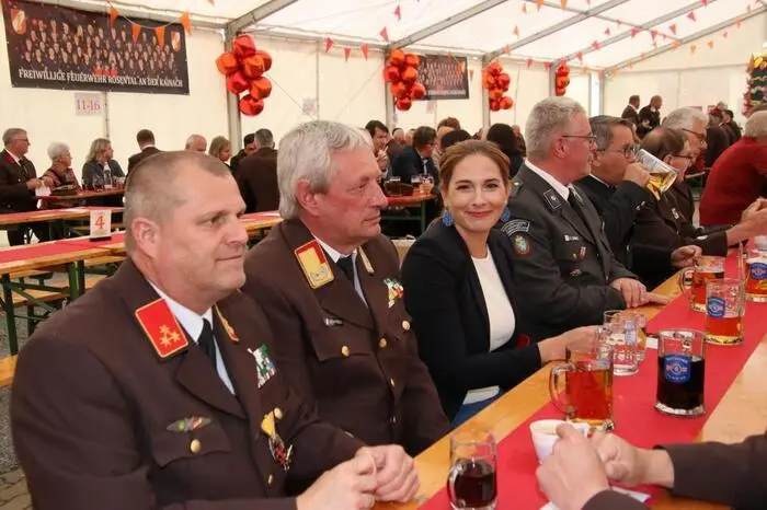 Feuerwehrkommandant HBI Franz Sommer (1.v.l.) freute sich, eine Vielzahl an Ehrengästen, unter ihnen Bezirkshauptfrau Elisabeth Kladiva (3.v.l.) Landesfeuerwehrkommandant Reinhard Leichtfried (2.v.l.), seinen Stellvertreter und Bereichsfeuerwehrkommandant Christian Leitgeb, Aldo Striccher vom Roten Kreuz, Pfarrer Martin Trummler sowie Bürgermeister Johannes Schmid, begrüßen zu können.