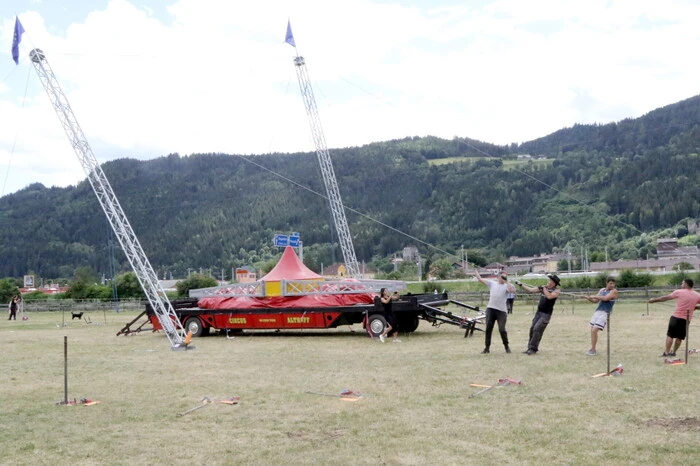 Auch das Hochziehen der Masten für das Zelt erfolgt händisch