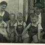 Der Schriftsteller Josef Winkler, Mitte der 1950er Jahre im Kreis der Familie vor dem Haus in Kamering - er sitzt auf dem Schoß der Mutter