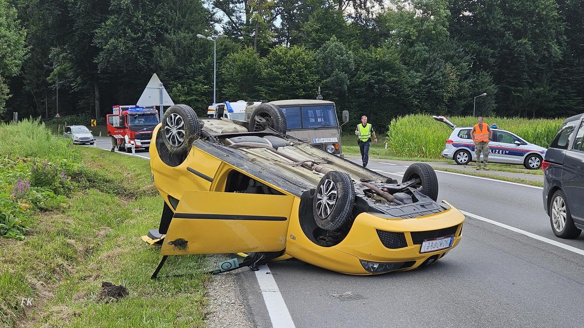 Das Auto blieb auf dem Dach liegen