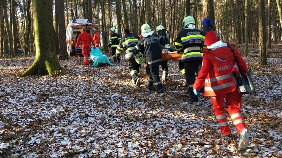 Die Feuerwehr barg das Unfallopfer aus unwegsamem Gelände