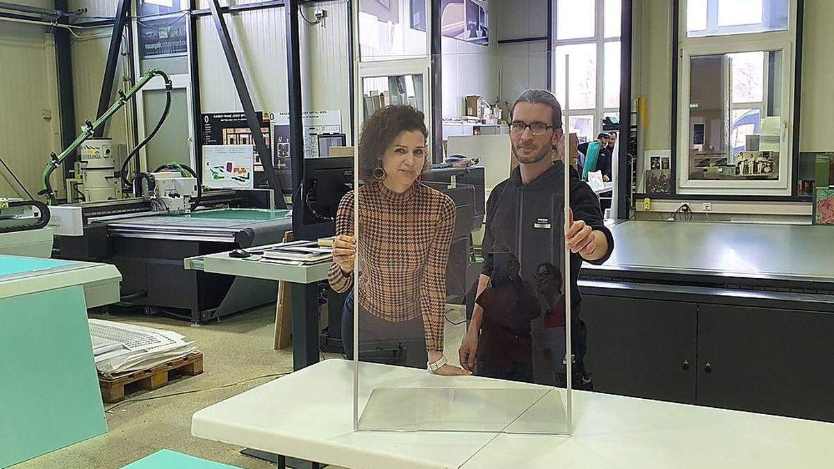 AlexandraSirec und Robert Kätzel von Raunjak Intermedias mit Plexiglaswand