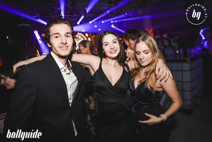Die Schüler und Schülerinnen des BG/BRG Carnerie feierten am Samstag (18.11.) in der Helmut List Halle eine rauschende Ballnacht.