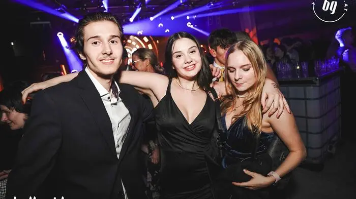 Die Schüler und Schülerinnen des BG/BRG Carnerie feierten am Samstag (18.11.) in der Helmut List Halle eine rauschende Ballnacht.