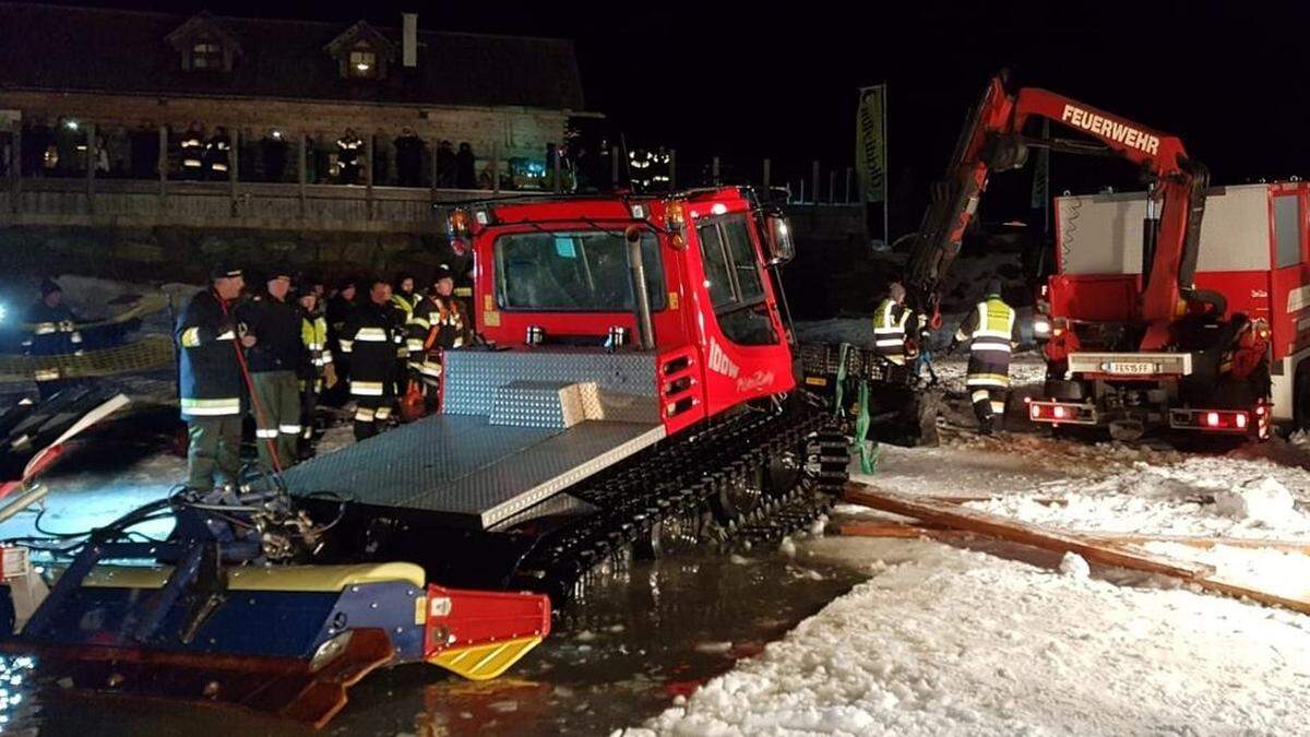 Spektakuläre Bergung einer im Falkertsee versunkenen Pistenraupe – mit dabei die FF Patergassen