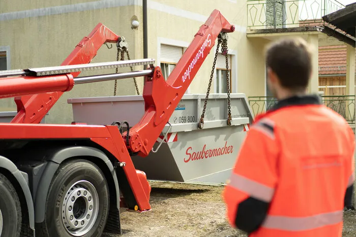 Experten prüfen, ob sich bei Ihrem Bauprojekt ein Behälter für verschiedene Abfälle eignet oder eine sortenreine Sammlung mit mehreren Containern notwendig ist