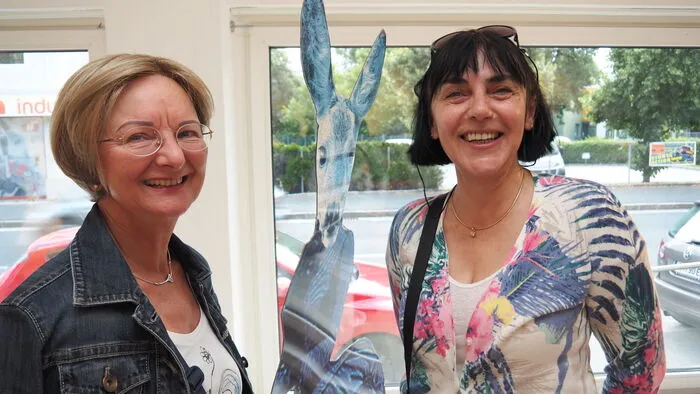 Mit einem Sommerfest samt Grillerei im Garten der BV Galerie in der Klagenfurter Feldkirchnerstraße eröffneten 26 Künstler Montagabend die Sommerausstellung.