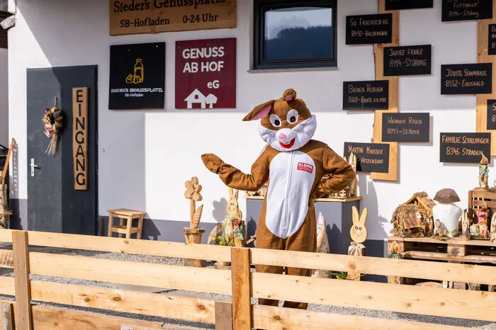 Der Kleine Zeitung Osterhase beim Einkauf im Sieder's Genussplatzl.
