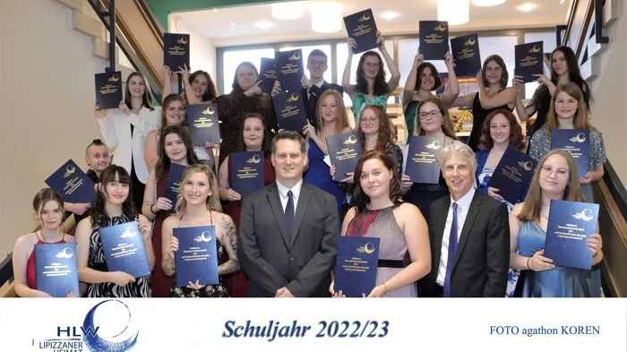 Die Maturantinnen der HLW Lipizzanerheimat in Voitsberg haben alle Teilbereichen der Reife- und Diplomprüfung (praktisch, Präsentation der Diplomarbeit, schriftlich und mündlich) mit Bravour gemeistert. Von den 24 Maturantinnen konnten fünf einen ausgezeichneten Erfolg und sieben einen guten Erfolg erreichen. Klassenvorstand Josef Spari kann stolz sein.