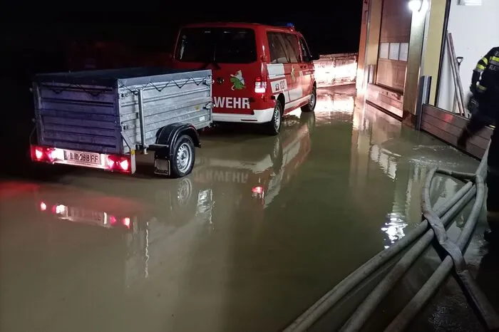 Bei der Unterführung der B145 trat der Grimmingbach leicht über die Ufer.