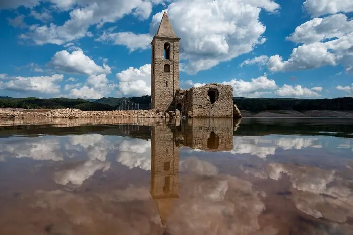 Sie gibt als "Nebeneffekt" aber auch Erstaunliches frei: In den 1960er-Jahren wurde ein Dorf in Katalonien für einen Stausee geflutet. Im heurigen Sommer erschien die Sant Romà de Sau wieder an der Oberfläche.