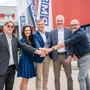 Eine Gruppe von Geschäftsführern reicht sich die Hände 