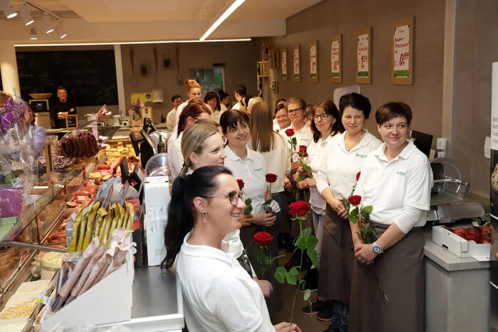 Bei 27 Mitarbeitern bedankte sich die Familie Bleykolm mit einer Rose für die gute Zusammenarbeit.