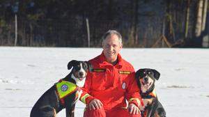 Robert Staudacher mit seinen Hunden „Fere Flanagan“ und Quin