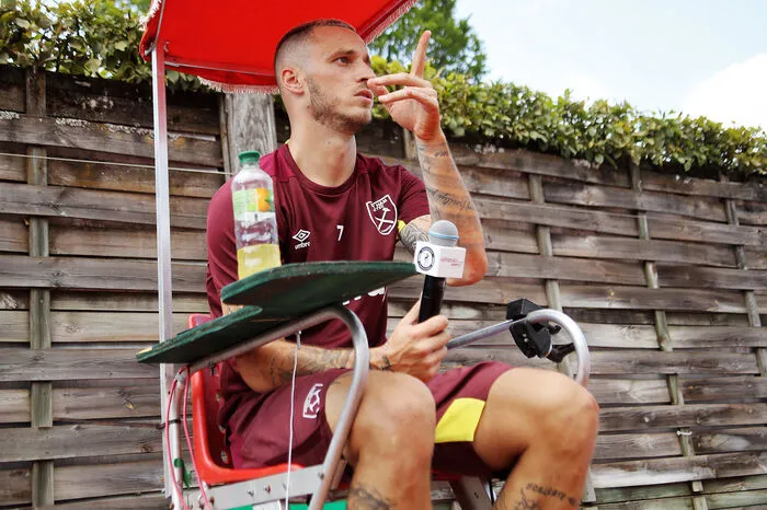 Als jedoch auch Tennis-Rackets auf den Platz kamen, zog sich Arnautovic auf den Schiedsrichterstuhl zurück und kommentierte das Geschehen mit launigen Kommentaren.