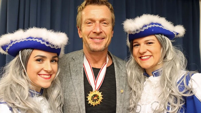 Erfreulicherweise gibt es bei der Faschingsgilde in Bad St. Leonhard immer wieder neue Gesichter, die den Sprung auf die Bretter wagen. So, der Wolfsberger Fotograf Ralf Zimmermann und die beiden bildhübschen Gardemädchen Lea Stückler und Selina Trippolt