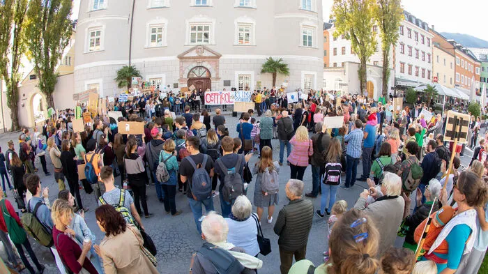 Auch in Lienz wurde für den Klimaschutz demonstriert. Über 250 junge Menschen nahmen am Protestmarsch in der Innenstadt teil.