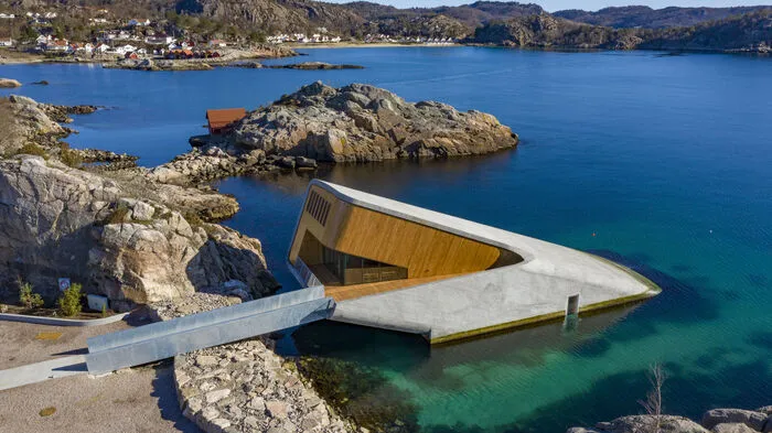 Am südlichen Zipfel von Norwegen, in Lindesnes, hat am Mittwoch das erste Unterwasser-Restaurant Europas seine Pforten geöffnet.