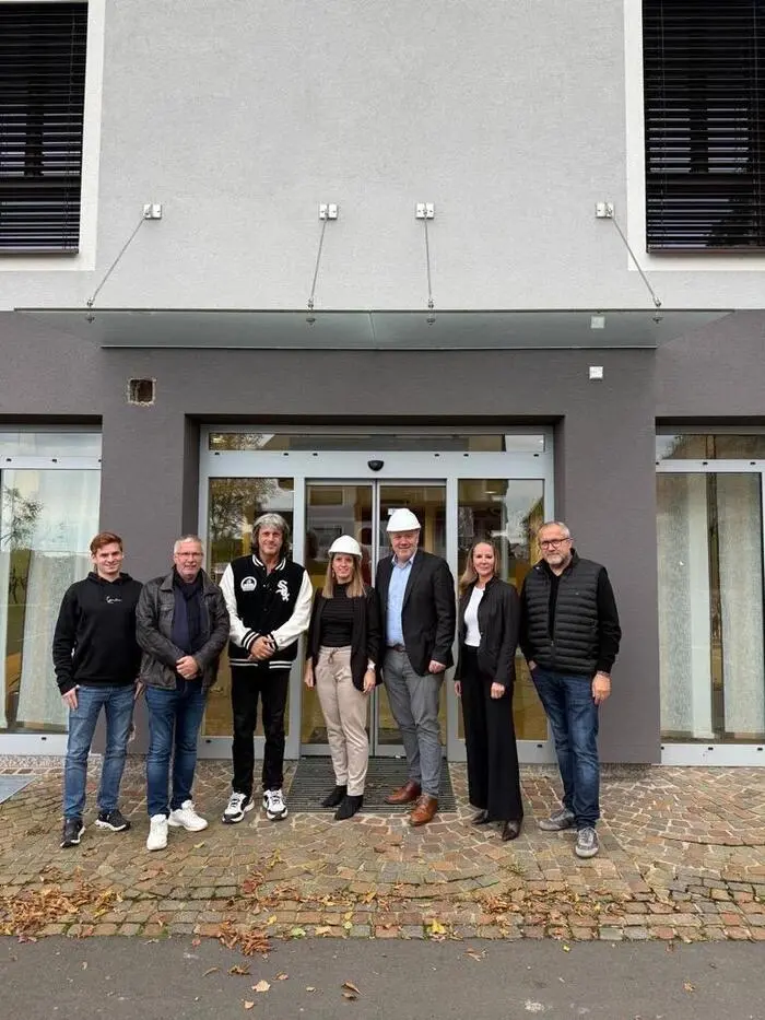 Sie feierten im Herbst den Baustart: Thomas Blass, Thomas Greifoner, Architekt Erich Paugger, Bürgermeisterin Andrea Pock, Raiffeisenbank-Geschäftsleiter Reinhard Pfeifer, Bankstellenleiterin Manuela Pranger, Vizebürgermeister Franz Maitz
