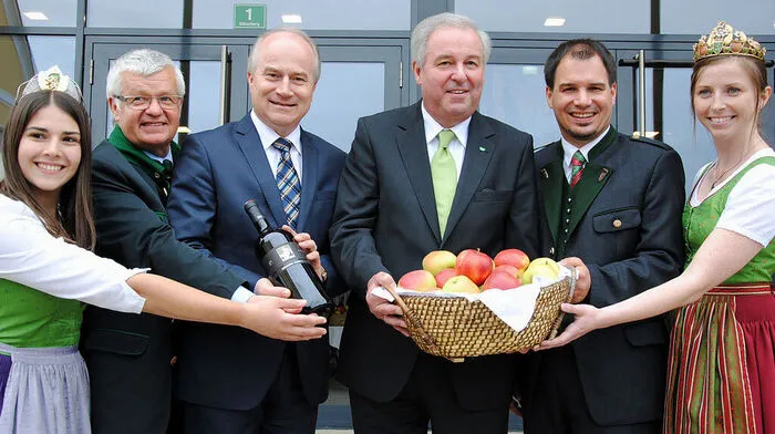 Eröffnung. Die Wein- und Apfelhoheiten Anne I. und Cornelia I. mit Direktor Anton Gumpl sowie den Landespolitikern Johann Seitinger, Hermann Schützenhöfer und Michael Schickhofer (von links)	