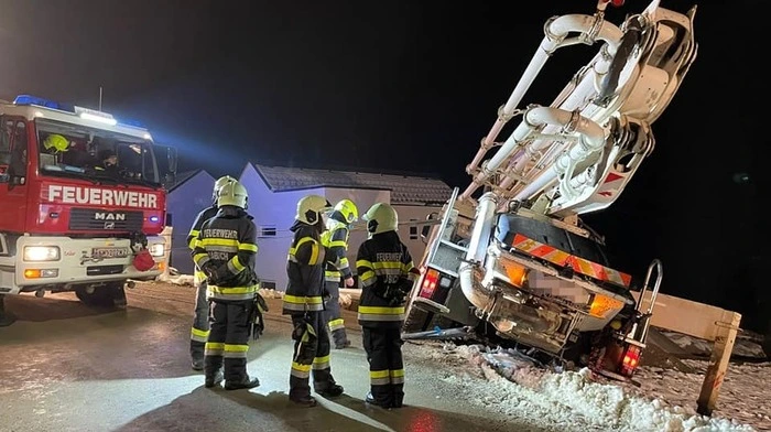 Am Montagabend kam ein 25-Tonnen-Lkw bei einer Baustelle in Ungerdorf/Marienhof, Gemeinde Gleisdorf, mit seiner Betonpumpe beinahe zu Sturz.