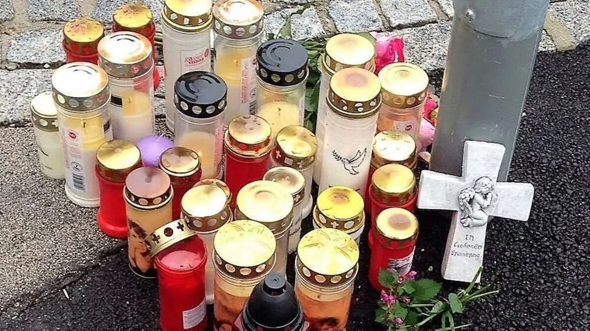 An jener Stelle, an der sie ihren Dienst versah, brennen nun zahlreiche Kerzen, um an sie zu erinnern