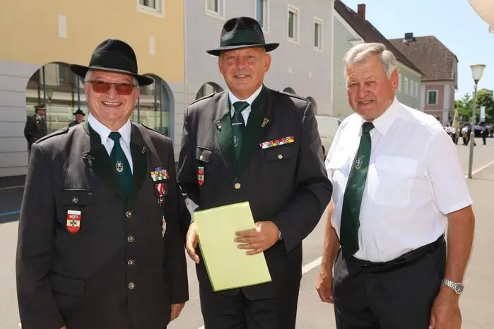Die Festrede hielt ÖKB-Landesverbandspräsident Rudolf Behr (M). Im Bild mit dem Feldbacher ÖKB-Obmann Karl Buchgraber und einem Festgast zu sehen