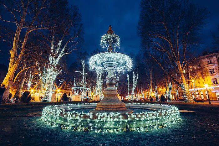Eine Besonderheit des Advents in Zagreb ist die Einbeziehung der vielen Parks. Ein erleuchteter Brunnen im Park Zrinjevac ist nur ein kleiner Ausschnitt, denn diese Stadt lebt Advent.