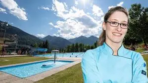 Eine Frau vor einem Freibad