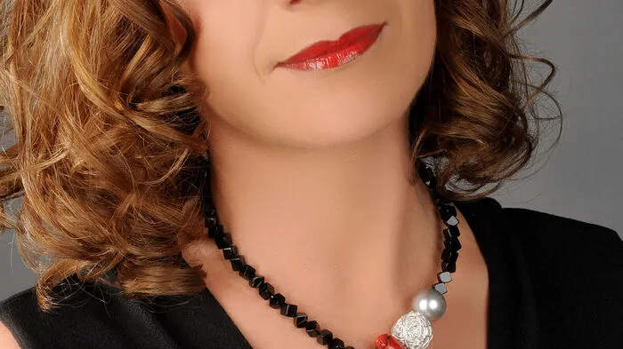 Extravagantes Design und Individualität stehen im Fokus der gelernten Goldschmiedin Alexandra Wurm, die mit handwerklichem Geschick ihre unikaten Schmuckstücke designt und entwirft. Ihre künstlerische Kreativität bringt Alexandra Wurm mit großer Leidenschaft und Engagement in ihrem neu errichteten Atelier in Fohnsdorf zum Ausdruck.