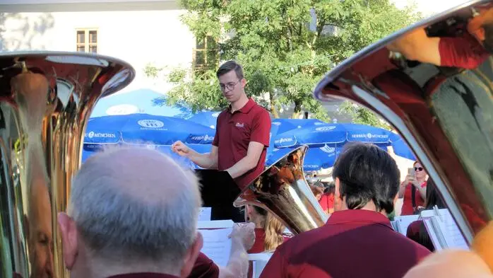 Sommerliche Temperaturen, blauer Himmel, Kulinarik vom Feinsten und flotte Klänge waren die Zutaten für einen gelungenen Dämmerschoppen des Musikvereins Ligist-Krottendorf bei der Gasslmühle in Gaisfeld. 