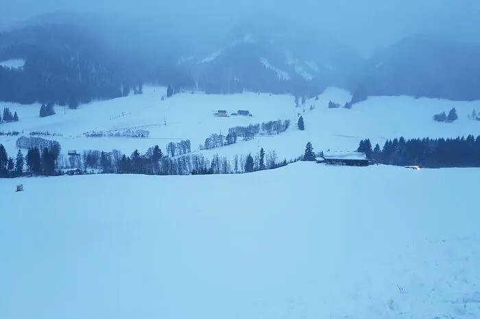 Blick Richtung Glingler-Bauer: Rechts des Gehöftes droht eine Lawine abzugehen, sie könnte gesprengt werden.